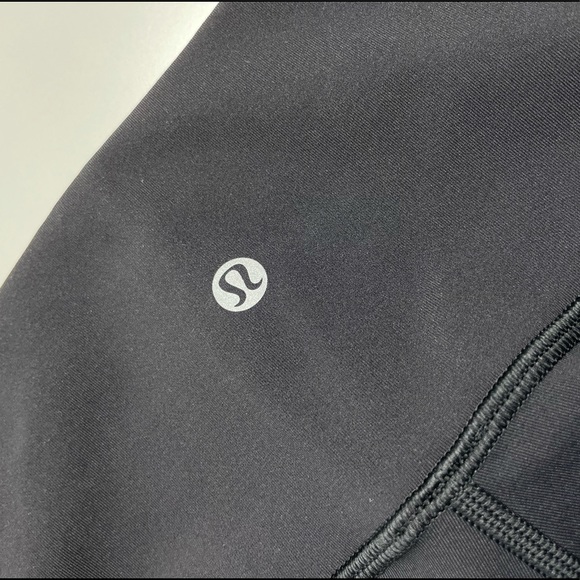 Black Lululemon legging, size 4, never worn great condition - Picture 3 of 4